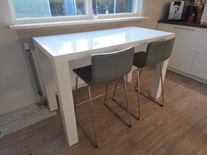 Set van 2 Ikea barkrukken + gratis tafel, Huis en Inrichting, Barkrukken, Gebruikt, 90 cm of meer, Leer, Metaal, 2 krukken, Met voetsteun