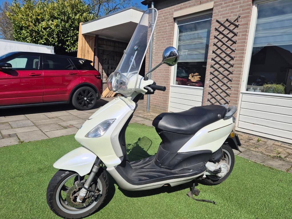 Vespa Piaggio Fly Scooter - Wit, Goed Onderhouden, Fietsen en Brommers, Scooters | Piaggio, Gebruikt, Fly, Maximaal 45 km/u, Benzine