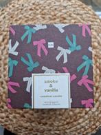Geurkaars Smoke & Vanilla in cadeauverpakking, Overige materialen, Overige kleuren, Nieuw, Ophalen of Verzenden