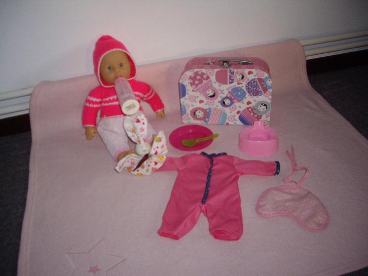 baby pop met koffertje en acc, Kinderen en Baby's, Speelgoed | Poppen, Babypop, Ophalen of Verzenden