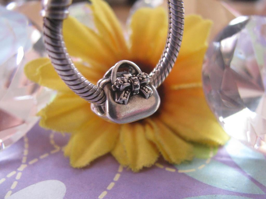 Pandora bedel 791534CZ = handtas met strik + zirkoniaas, Sieraden, Tassen en Uiterlijk, Bedels, Zo goed als nieuw, Pandora, Zilver