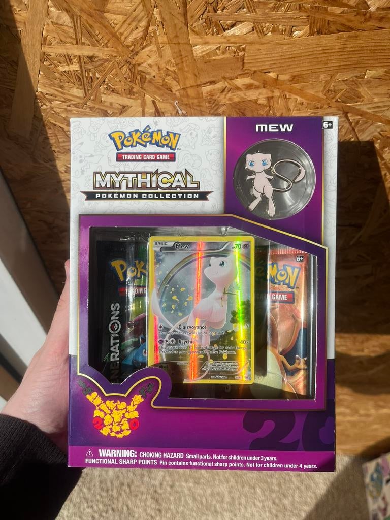 Mew Mythical Collection Box, Hobby en Vrije tijd, Verzamelkaartspellen | Pokémon, Ophalen of Verzenden, Nieuw