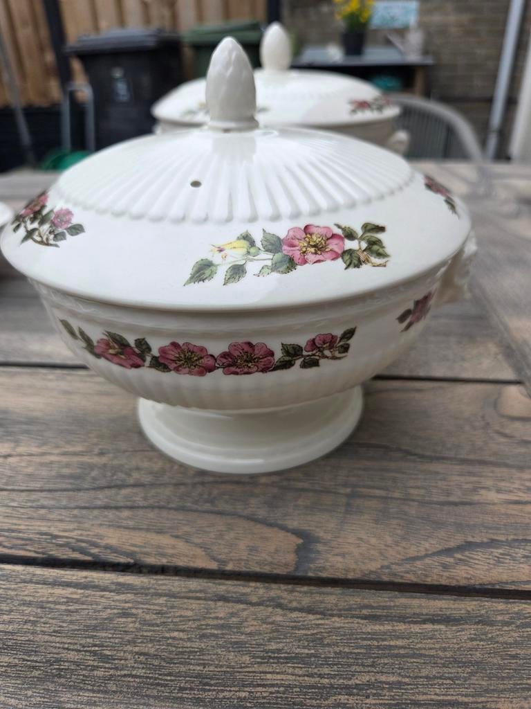 Wedgwood Briar Rose schaal met deksel ca 18cm doorsnede, Huis en Inrichting, Keuken | Servies, Zo goed als nieuw, Schaal of Schalen