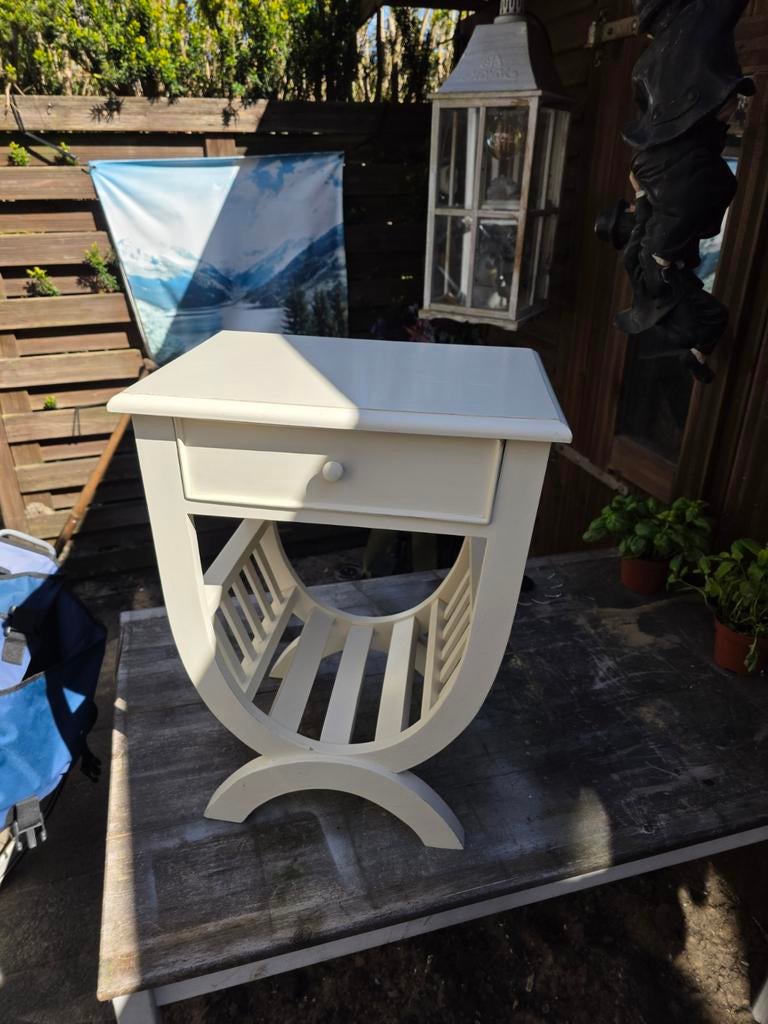 Kranten bak bij zet tafel met lade, Ophalen