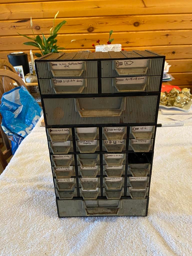 Kastje met diverse schroeven en bouten, Ophalen, Zo goed als nieuw, 250 mm of meer, Schroeven