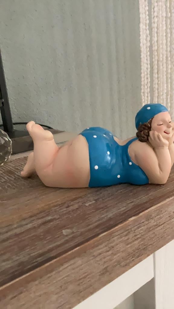 Leuke dikke dame in badpak beeldje, Ophalen of Verzenden, Zo goed als nieuw, Mens