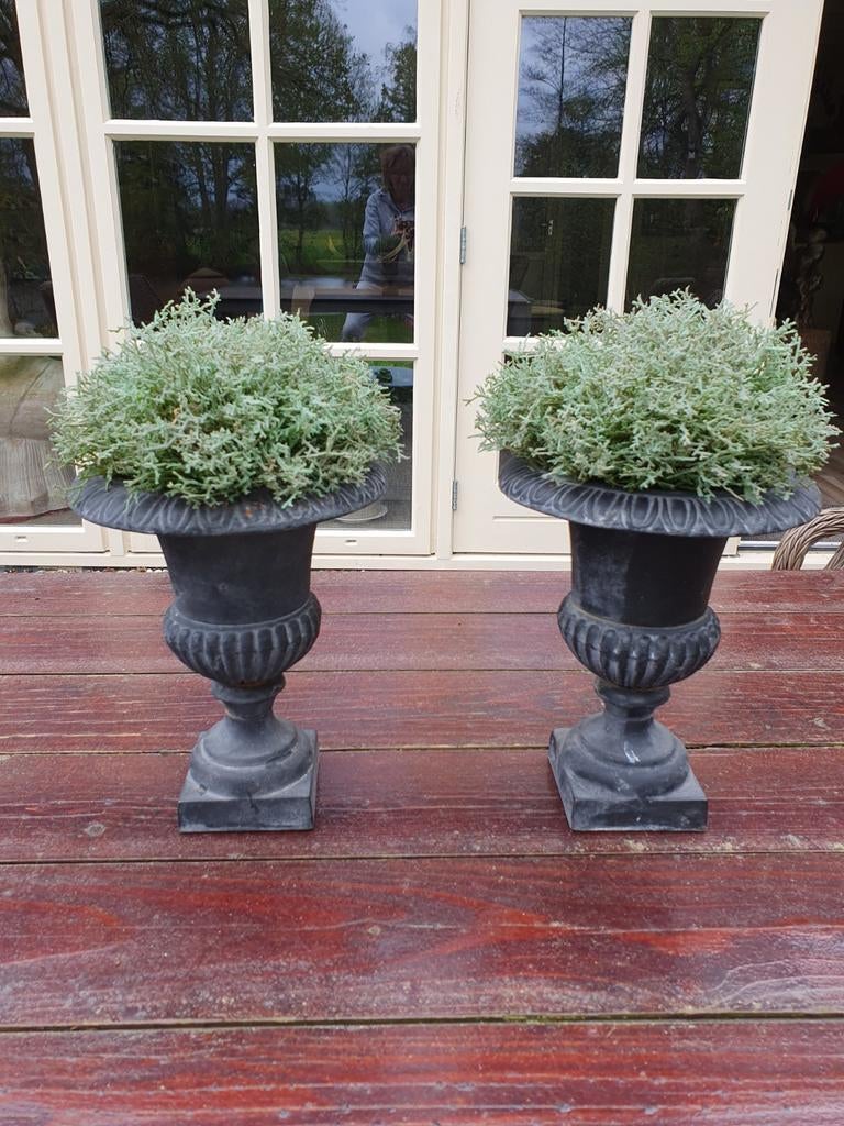 2 kleine gietijzeren franse vazen, Tuin en Terras, Tuinvazen, Ophalen of Verzenden
