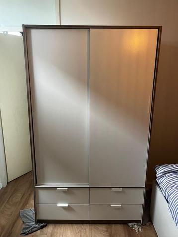 Ikea kledingkast (gratis) beschikbaar voor biedingen
