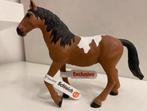 Schleich Exclusive Pinto Merrie met vaan ~ 72138, Ophalen of Verzenden, Zo goed als nieuw, Paard, Beeldje of Figuurtje