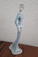 VAGA porseleinen beeldje van vrouw/meisje 1970, Ophalen of Verzenden, Zo goed als nieuw, Mens