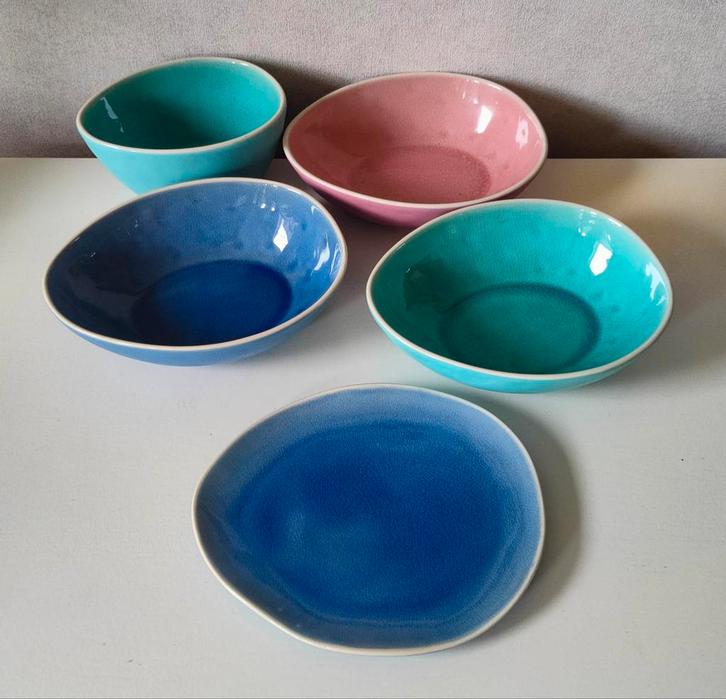5 Serveerschalen in verschillende kleuren en organische vorm, Huis en Inrichting, Keuken | Servies, Zo goed als nieuw, Schaal of Schalen