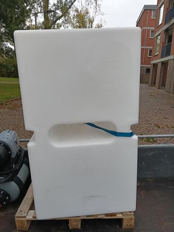 Watertank met kraan beschikbaar voor biedingen