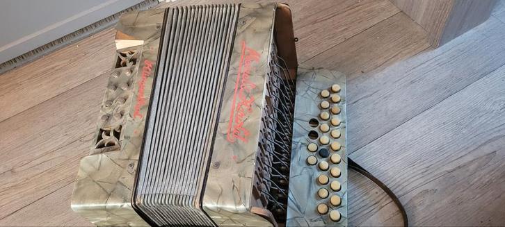 Heligonka, een type diatonische knopaccordeon, Muziek en Instrumenten, Accordeons, Gebruikt, Overige formaten, Overige merken