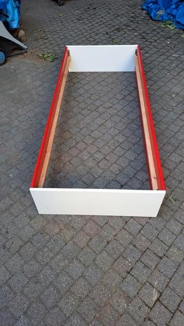Rode kinderbed beschikbaar voor biedingen