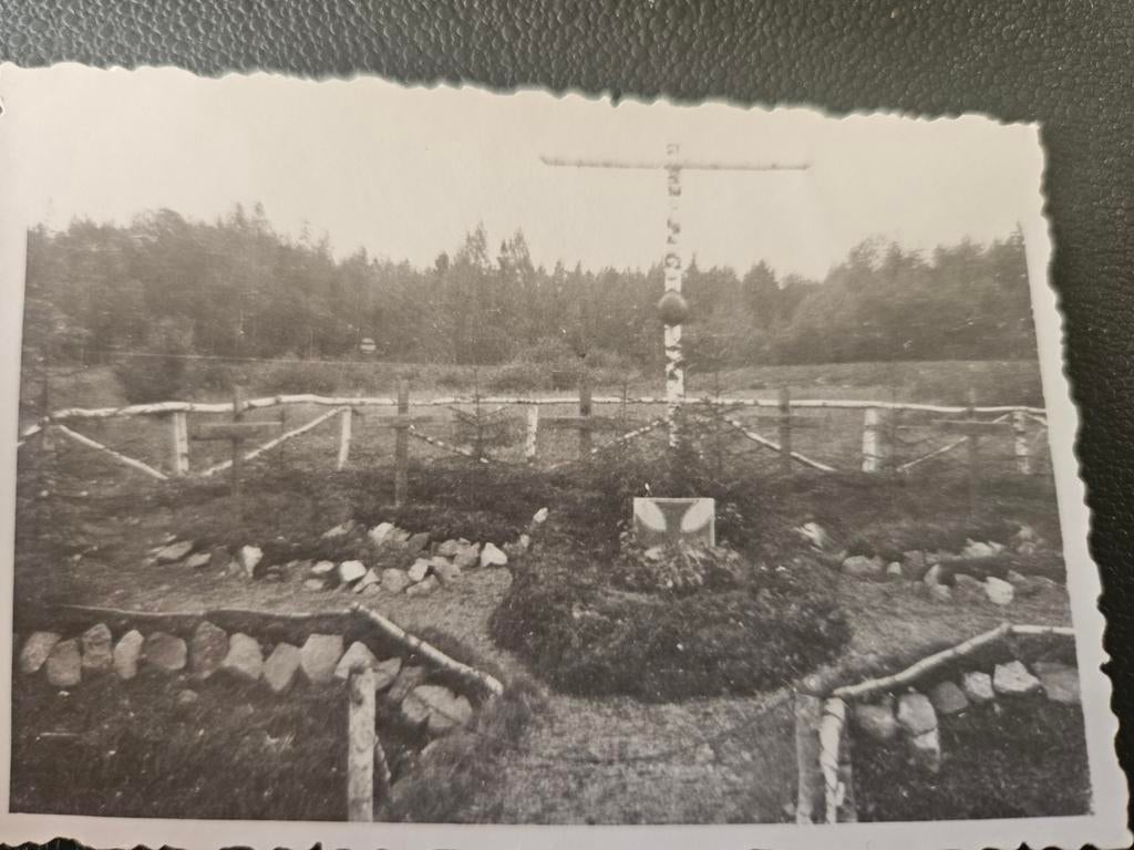 100%orig wo2foto duits graf schild+ helm op groot kruis kijk, Verzamelen, Ophalen of Verzenden, Duitsland, Helm of Baret