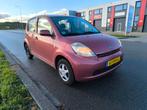 Daihatsu Sirion 1.0 51KW 2006 Rood, Auto's, Daihatsu, Voorwielaandrijving, 750 kg, Handgeschakeld, 3 cilinders