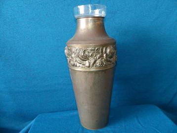 Mooie grote Antieke Vaas van Koper met binnenbakje beschikbaar voor biedingen