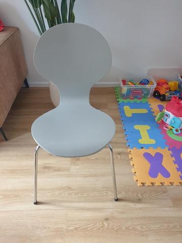 Twee grijze stoelen, stapelbaar beschikbaar voor biedingen