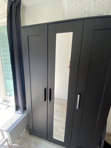 zwarte kleding kast met spiegel!