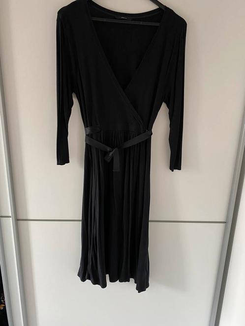 Zwart jurkje met satijnen riempje., Kleding | Dames, Jurken, Zo goed als nieuw, Maat 46/48 (XL) of groter, Zwart, Onder de knie