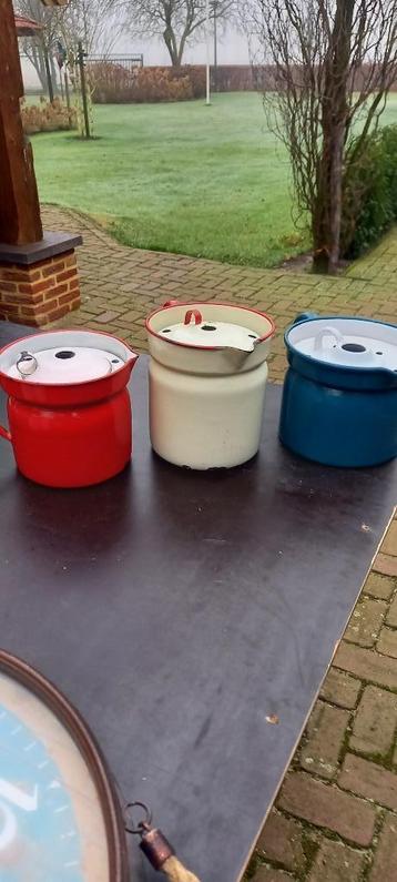 emaille , melkkan , brocante reside blauw, rood beschikbaar voor biedingen