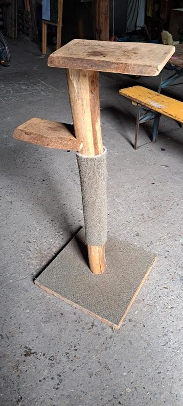 Stevige handgemaakte boomstam krabpaal. beschikbaar voor biedingen