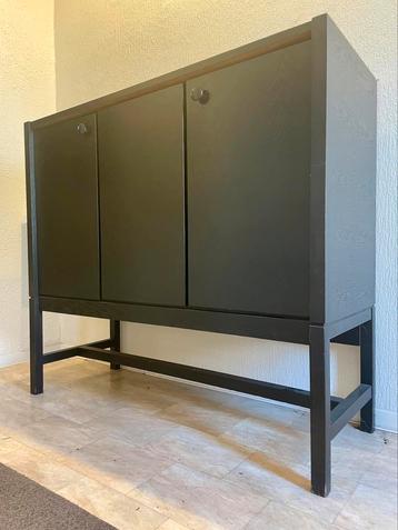 Zwart dressoir beschikbaar voor biedingen