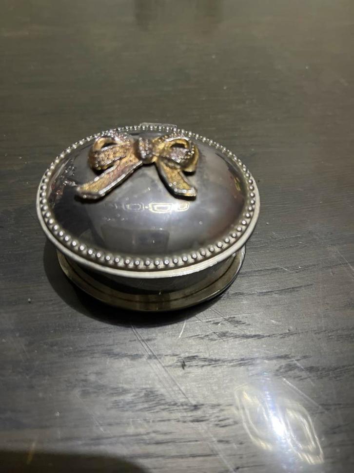 Vintage Pillendoosje met Strik, Antiek en Kunst, Antiek | Goud en Zilver, Goud, Ophalen of Verzenden