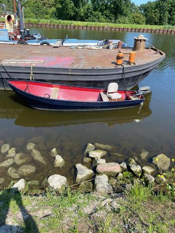 Stalen boot sloep beschikbaar voor biedingen