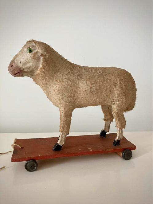 Antiek schaapje op plankje met wielen circa 1910, Antiek en Kunst, Antiek | Speelgoed, Ophalen of Verzenden