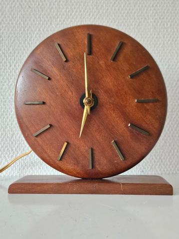 Vintage Houten elektrische tafelklok uit de jaren 70 beschikbaar voor biedingen
