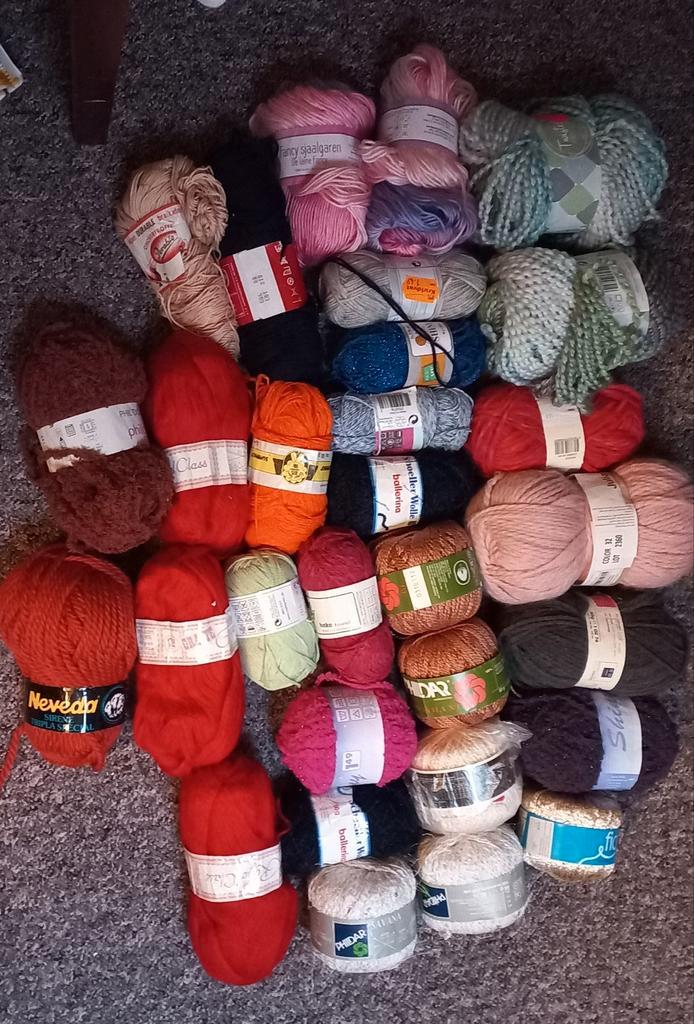 Groot partij van 30 bollen diverse soorten wol en garens, Hobby en Vrije tijd, Breien en Haken, Nieuw, Breien of Haken, Wol of Garen