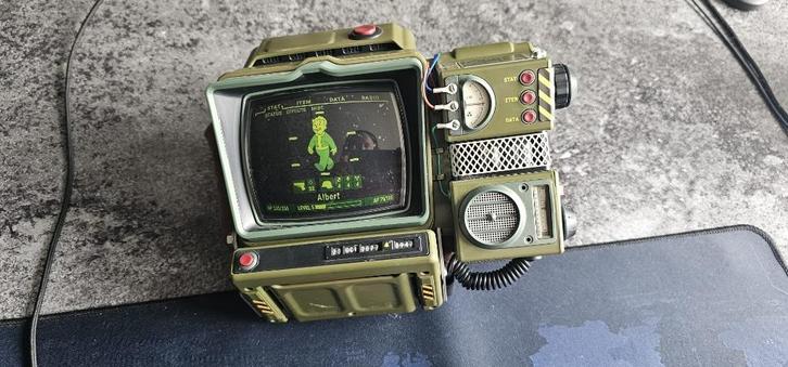 Fallout Pip-Boy 2000 Mark VI, Hobby en Vrije tijd, Modelbouw | Overige, Zo goed als nieuw, Groter dan 1:32, Ophalen
