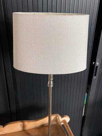 Klein lampje met ovale kap beschikbaar voor biedingen