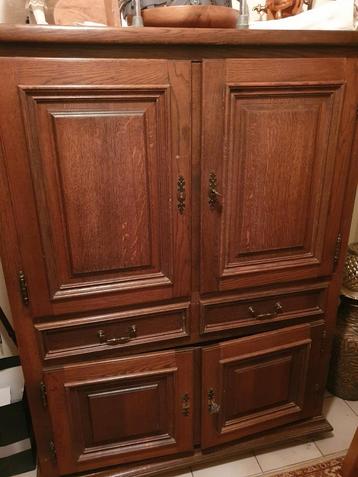 Antieke houten kast beschikbaar voor biedingen