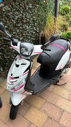 Nieuwstaat zip bromscooter 2024 met garantie tot mei 2026, Fietsen en Brommers, Scooters | Piaggio, Ophalen, Maximaal 45 km/u