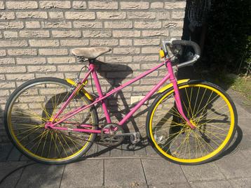 Vintage wielrenfiets Roze/Geel beschikbaar voor biedingen