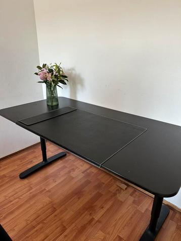 Zwarte bureau IKEA  beschikbaar voor biedingen