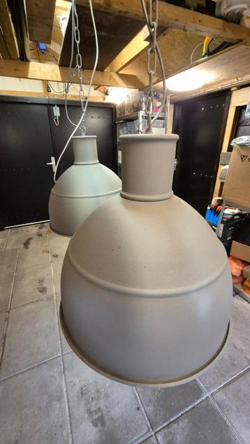 2 grijze industriele lampen beschikbaar voor biedingen