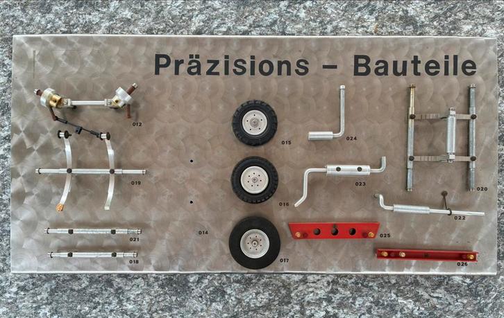 Onderdelen voor modelbouw auto’s op presentatiebord, Hobby en Vrije tijd, Modelbouw | Auto's en Voertuigen, Zo goed als nieuw