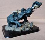 Antiek beeldsculptuur van hars 2 olifanten op houten plaat, Ophalen of Verzenden