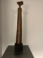 Beeld keramiek op sokkel van natuursteen, Antiek en Kunst, Kunst | Beelden en Houtsnijwerken, Ophalen