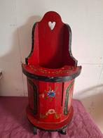 Oude poppenstoel met decoratie, Ophalen
