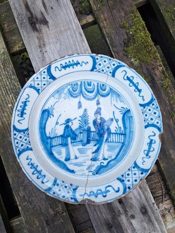 Oud Delfts bord met decoratie 32 cm beschikbaar voor biedingen