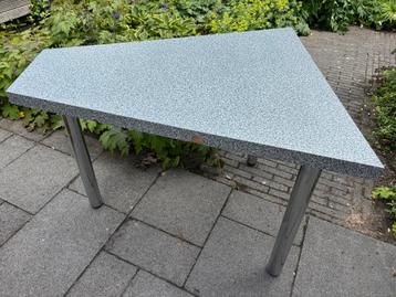 Keukentafel 3-poot; gratis af te halen! beschikbaar voor biedingen