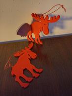 Twee rode houten rendieren / kersthangers / kerstornamenten, Diversen, Nieuw, Ophalen