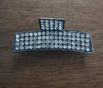 Haarspeld met zilverkleurige steentjes beschikbaar voor biedingen