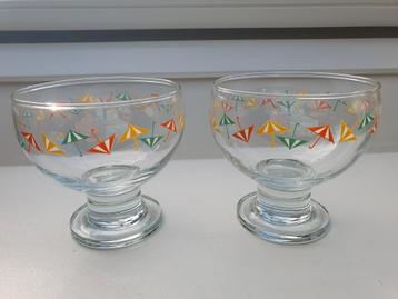 2 Vintage Dessertglazen met Parasol Design beschikbaar voor biedingen