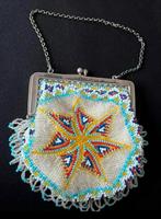 Antieke kralenbeursje met zilveren beugel, Antiek en Kunst, Ophalen of Verzenden