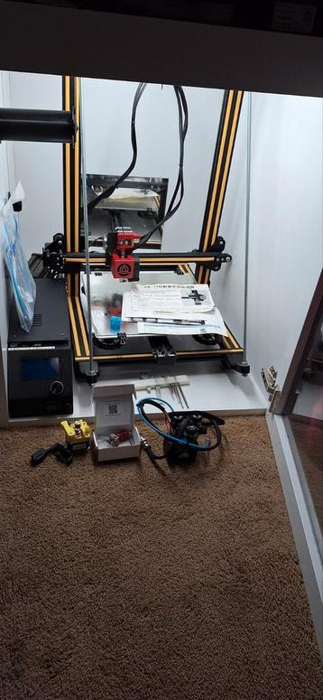 Gebruikte cr10 3d printer in nette kast  beschikbaar voor biedingen